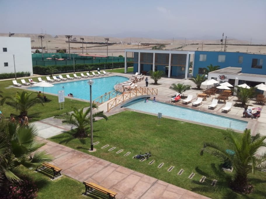 Vista Piscinas y Club House