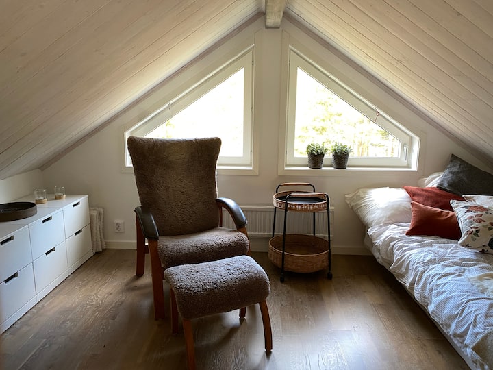 Loft with a single bed and room for several beds