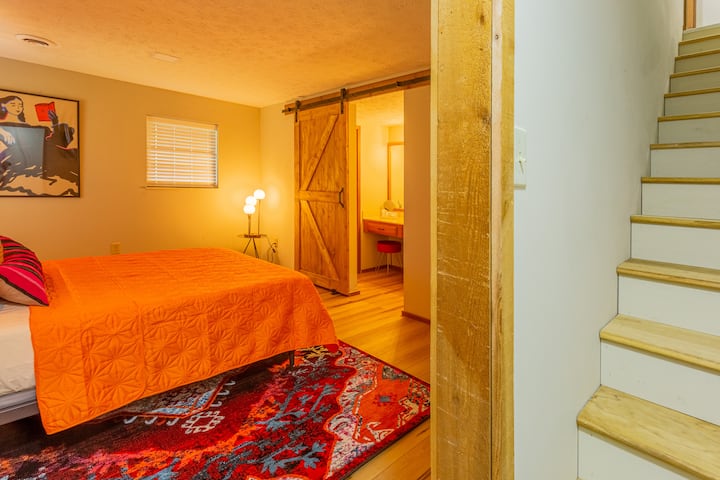 Ghorofa ya chini kutoka ngazi kuu hadi chumba cha kulala cha 2