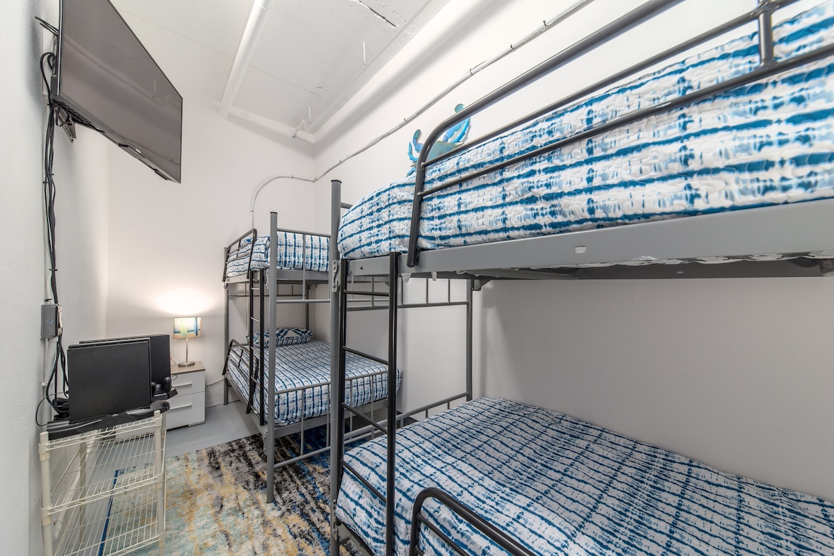 Dormitorio con literas, incluye XBox One y PS4.