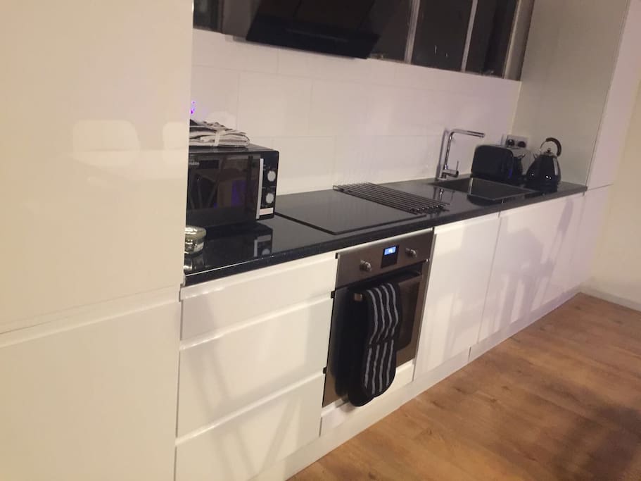 Brand New Gloss White Kitchen with all Mod Cons.