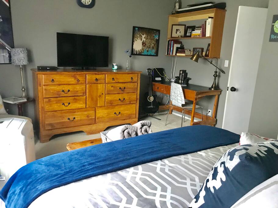 Desk and Tv cable available