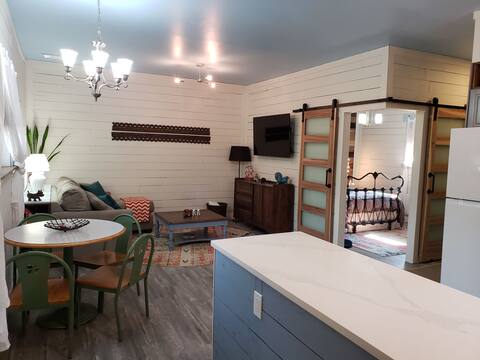 Entire Guesthouse with hot tub. 1 blk from ski bus