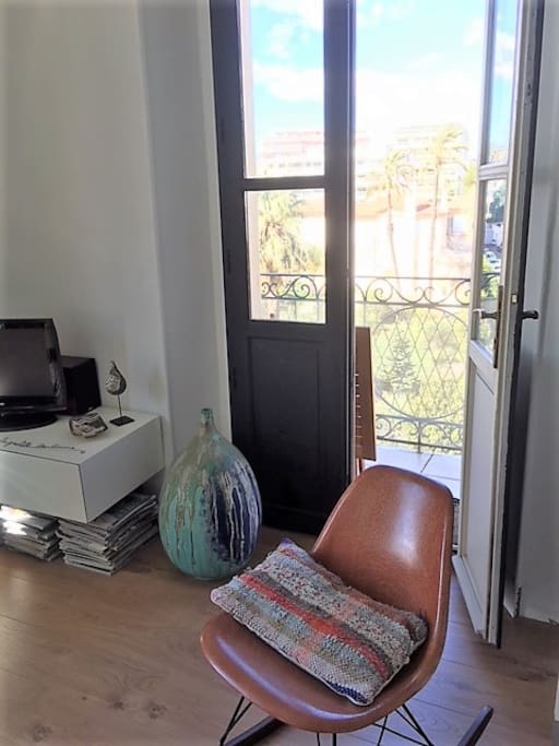 coin salon-balcon vue collines