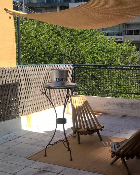 Acceso a la barbacoa y solarium.