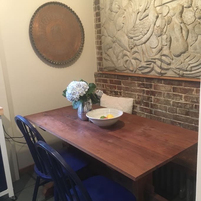 Eat in dining seats 4-5 in the kitchen