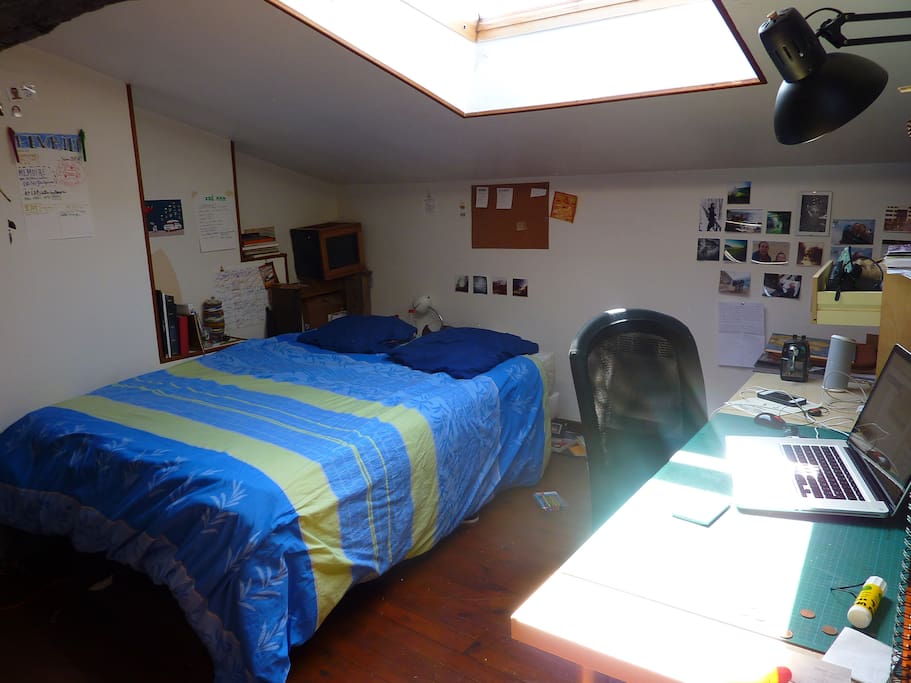 (La chambre est montrée en l'état mais lors de location c'est plus clean ;) ).
Lit double confortable. La chambre ne manque pas de lumière.