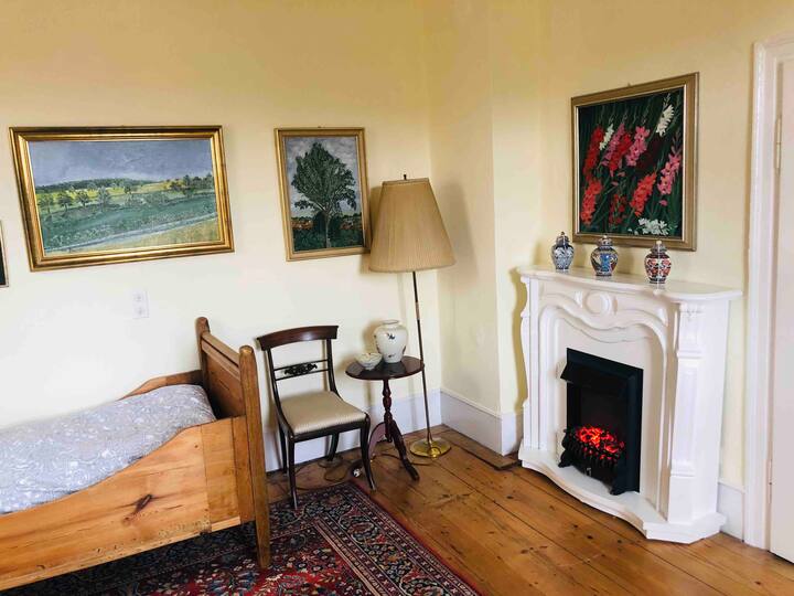 1e slaapkamer met twee eenpersoonsbedden