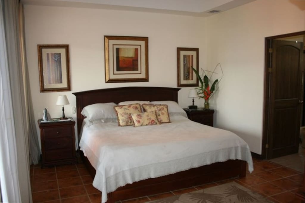 Master bedroom en suite, pillow top mattress
