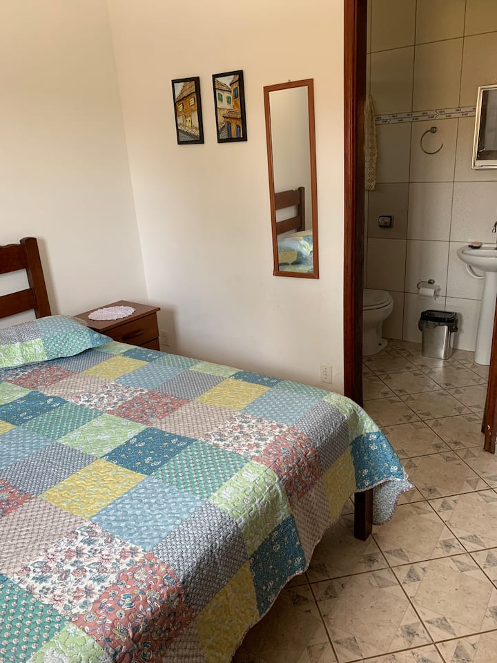 Suite, avec un lit double, une commode et une salle de bain privée 