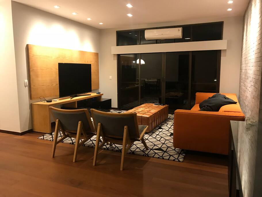 Vista da sala de jantar integrada à sala de estar