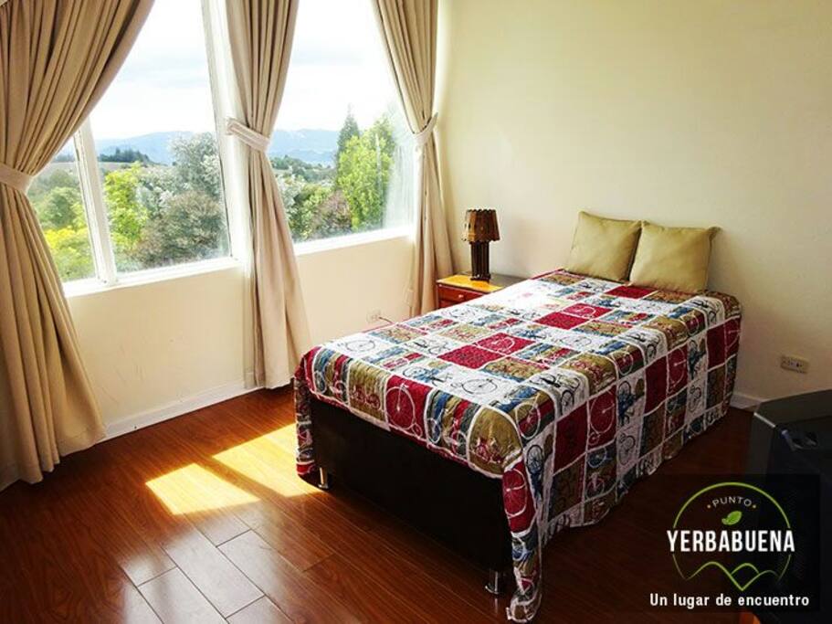 Esta habitacion da hacia el exterior con todo el sol de tarde, puede ser cama individual para 1 huesped o 2 camas