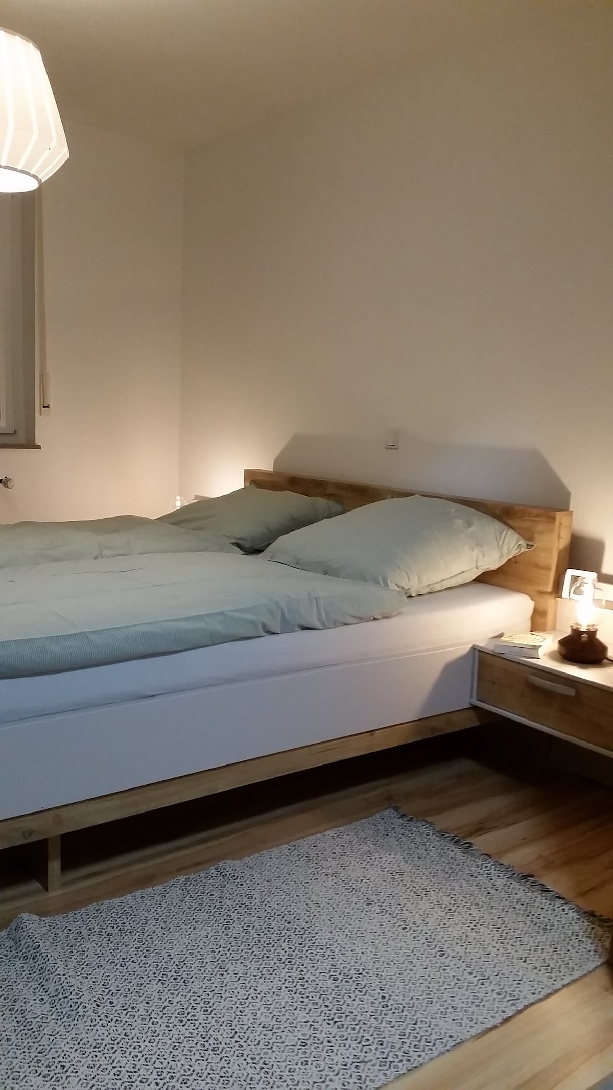 vchod je posuvnými dverami 1,8 cm. Pred posteľou je 82 cm priestor.