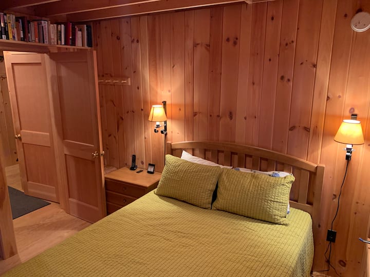 غرفة نوم الضيوف في الطابق الأول. 