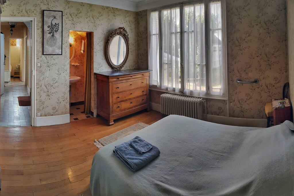 The room, with view in the corridor and the small dressing and sink place