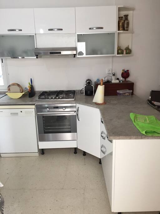 Cuisine ouverte équipée four microonde frigo lave vaisselle...