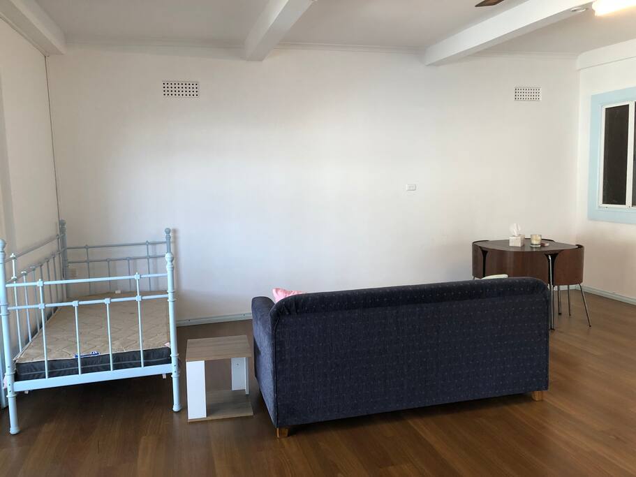 lounge with double sofa-bed, day bad and classic dining table.