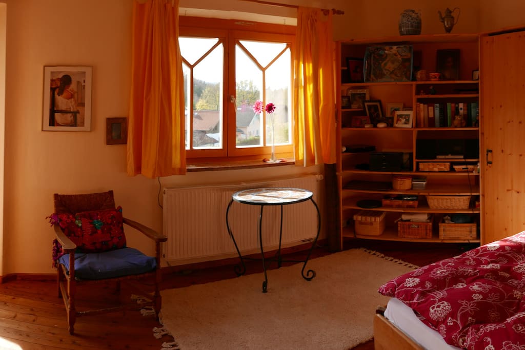 Sonniges Zimmer mit Balkon