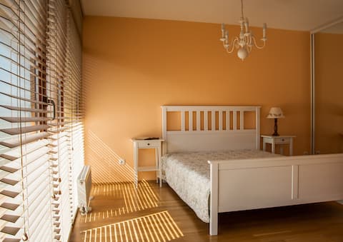 RELAXED MODERN APT,  Walk to Sea,  By Cohost