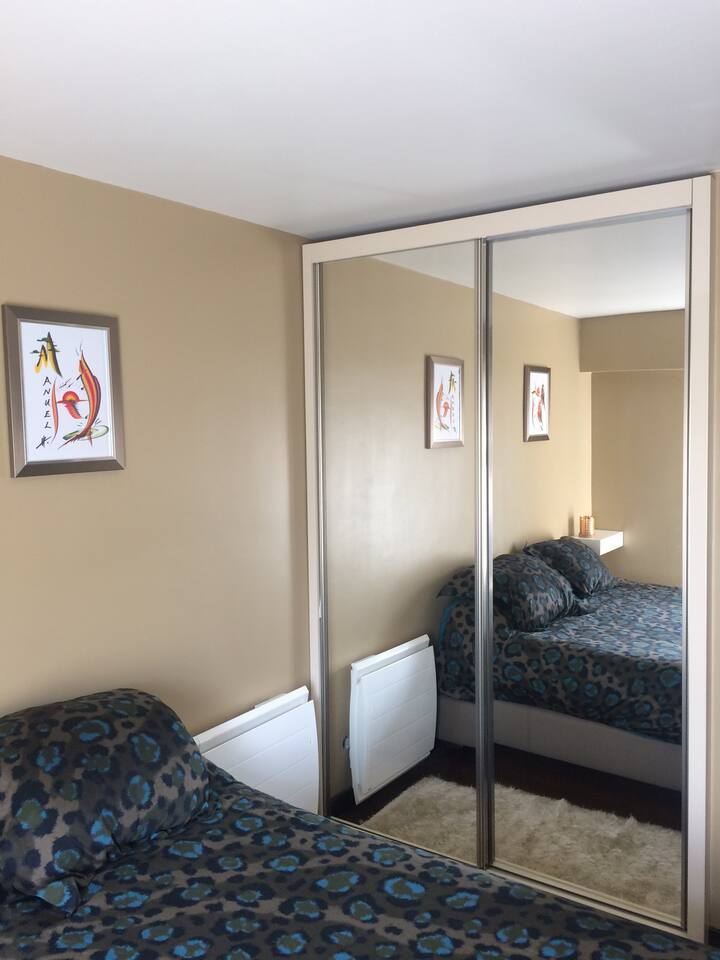 חדר שינה ראשון עם מיטת קווין סייז