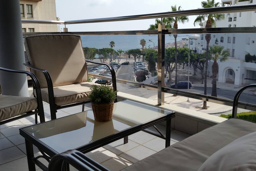 Agradable terraza con vistas al mar y piscina en confortables sillones y sofa para disfrutar todo el día