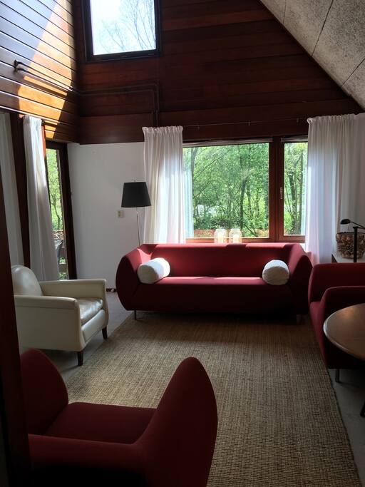 Living room with comfortabel couch and chairs