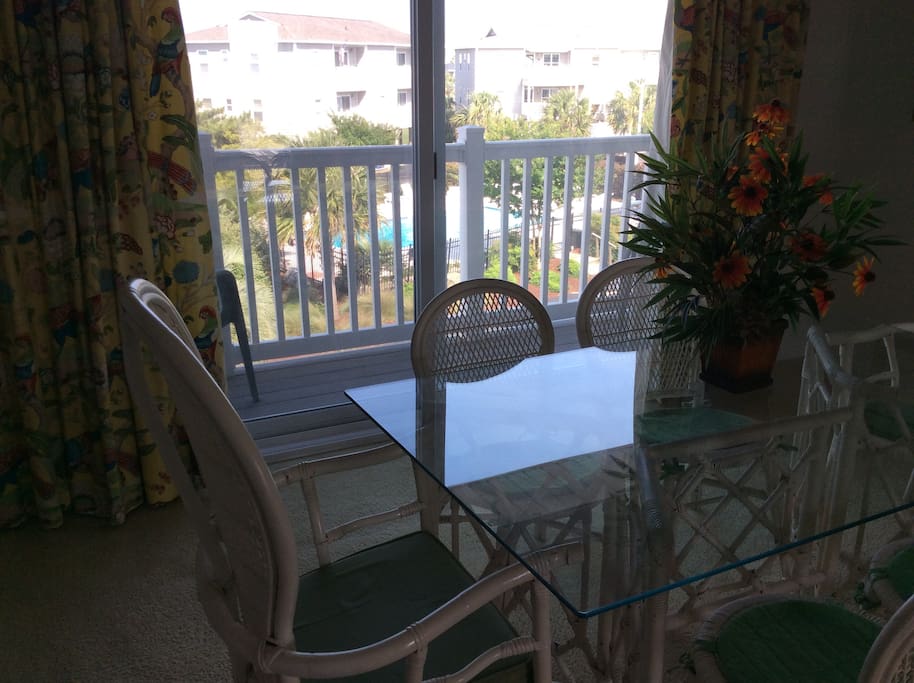 Dinning are overlooking pool