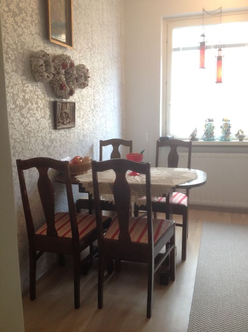 Keittiössä pieni ruokaryhmä. A little dining table in the kitchen.