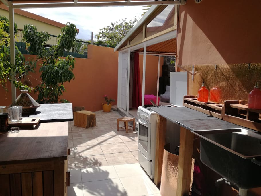 cuisine exterieure et pause cafe sous un letchi