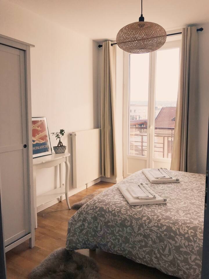 Chumba cha kulala cha 2 chenye kitanda aina ya queen (160 x 200) na ufikiaji wa roshani ya 2 