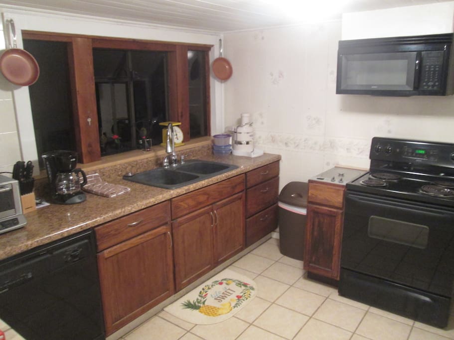 FULL KITCHEN