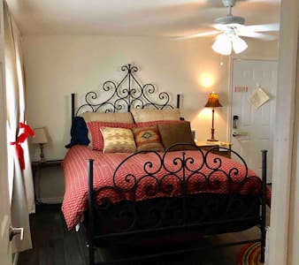 **Charming private Guest Suite in Glendale**