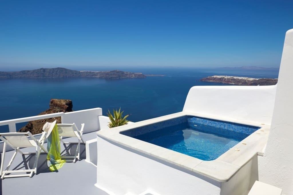 Honeymoon Suite with private Jacuzzi & caldera view - Bed and breakfasts  for Rent in Santorini, Greece