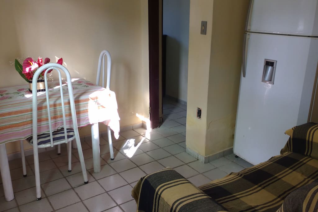 Sala, sofa e Geladeira