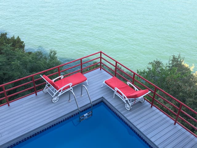 Lake Bluff House 6 Hole Mini Golf and Waterfall gallery image 3