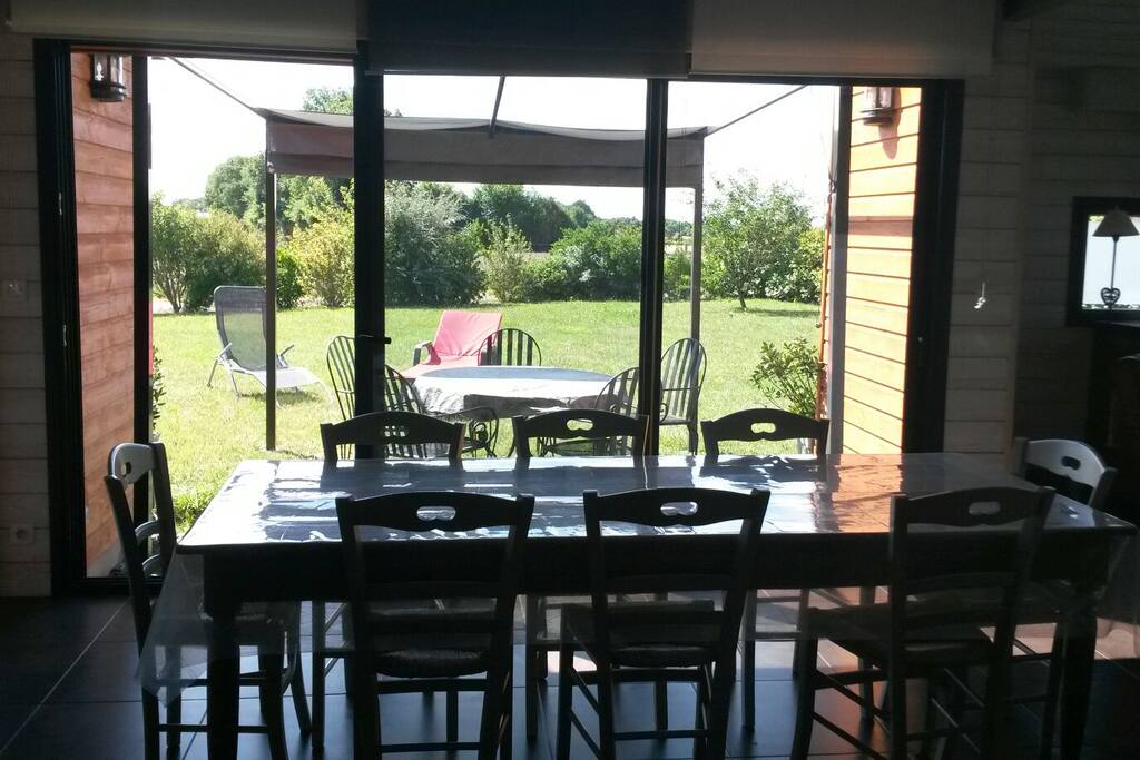 Salle à manger donnant sur terrasse extérieure