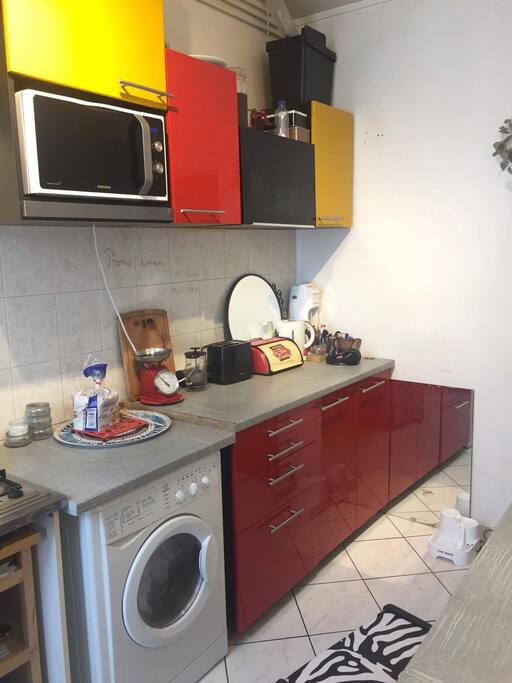 lave-linge/sèche-linge, micro-onde/four, grille-pain, bouilloire, grand réfrigérateur et congélateur