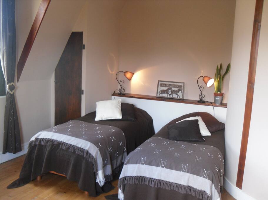 2 lits simples, coin salon, SDB, WC