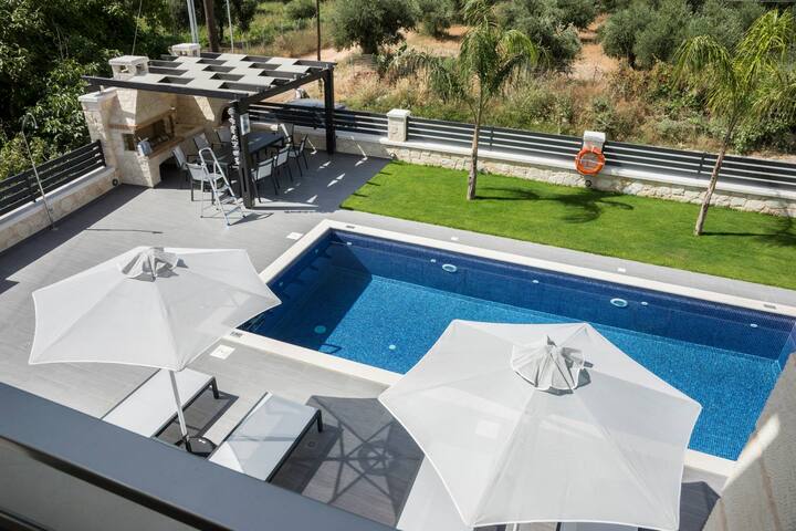 Villa 200m to Beach & Amenities w/Pool, Sauna, BBQ gallery image 2