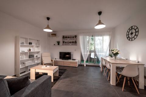 Apartment and parking, 10 min drive to center