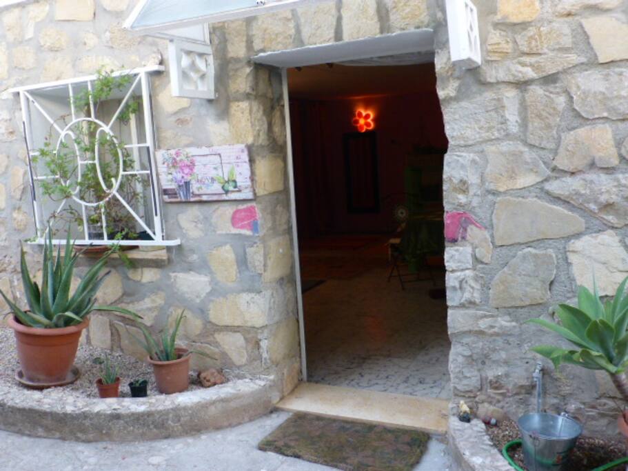 Bienvenidos. Apartamento/estudio en pleno bosque. Playa a 5´en coche.