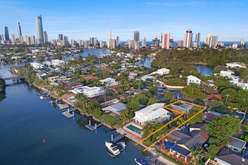 Also Close to Surfers Paradise