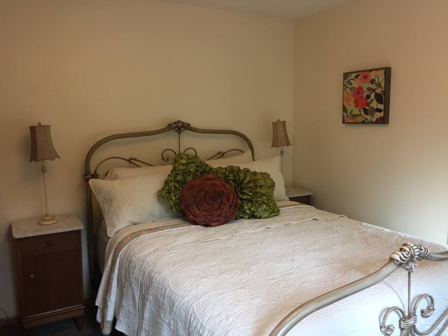 Queen bed with bath