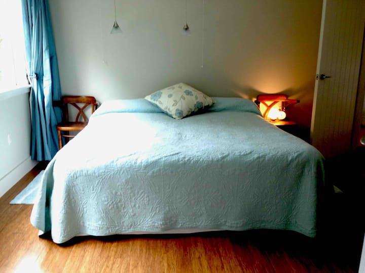 Სუპერ ‑ კინგ ‑ ოთახი დაბლა, ფლიგელით 