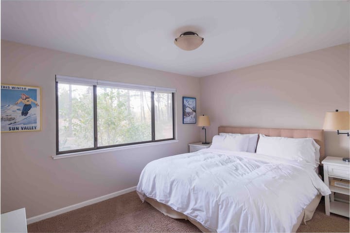 Bilik tidur ke-4 menghadap utara, katil king bersambung dengan bilik mandi jack dan jill. Pemandangan ladang anggur.