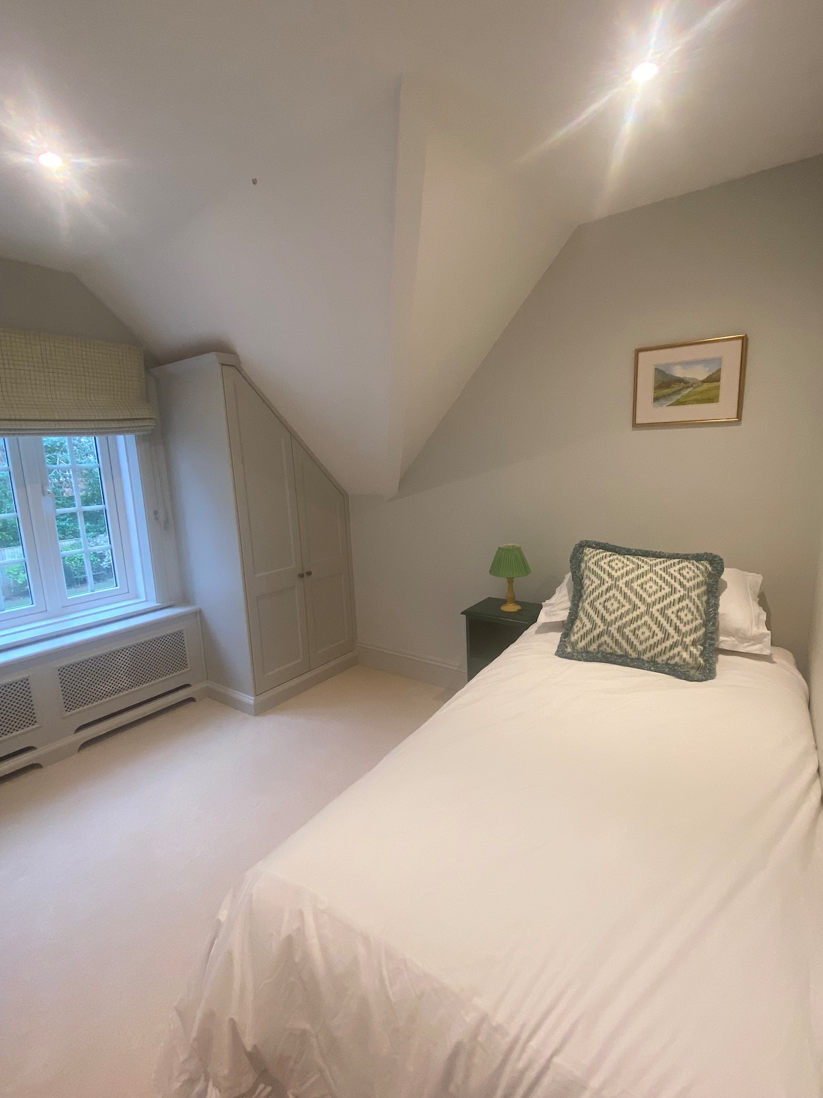 غرفة نوم واحدة تطل على الحديقة الأمامية (يمكن إعدادها كغرفة مزدوجة)