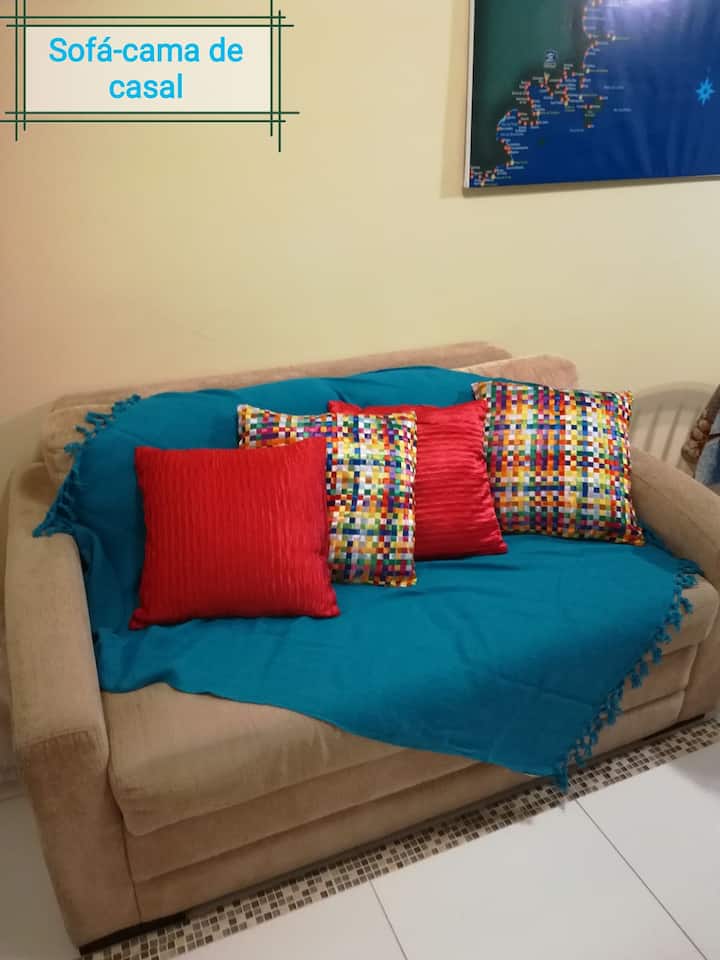 أريكة تطوي وتتحول إلى سرير مزدوج. 