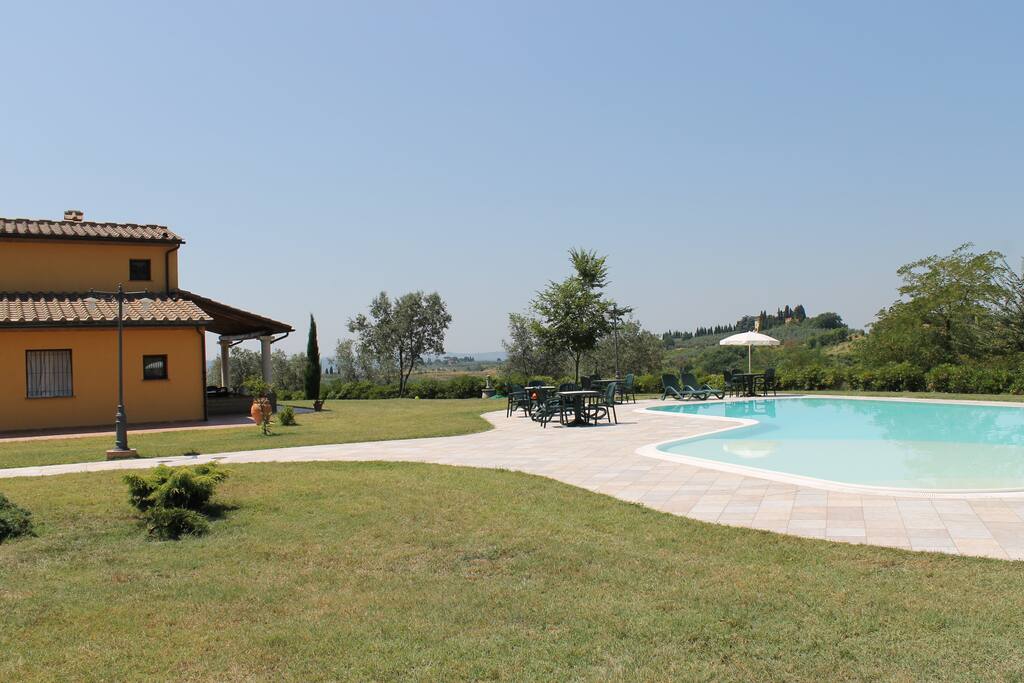 Il giardino e la piscina