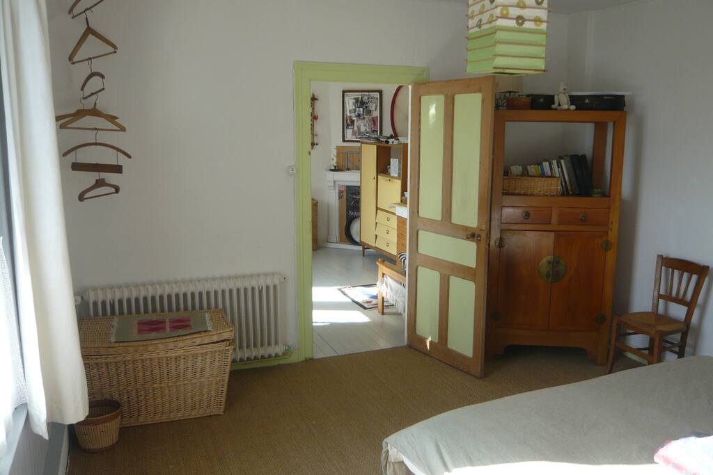 Chambre vue sur petit salon