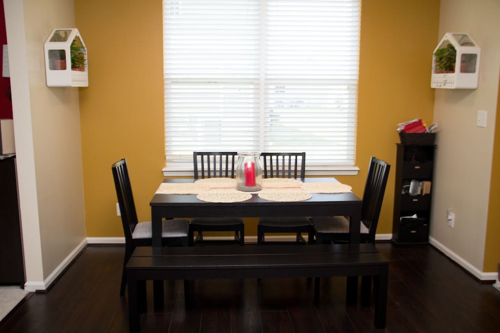 Eat-in dining area.